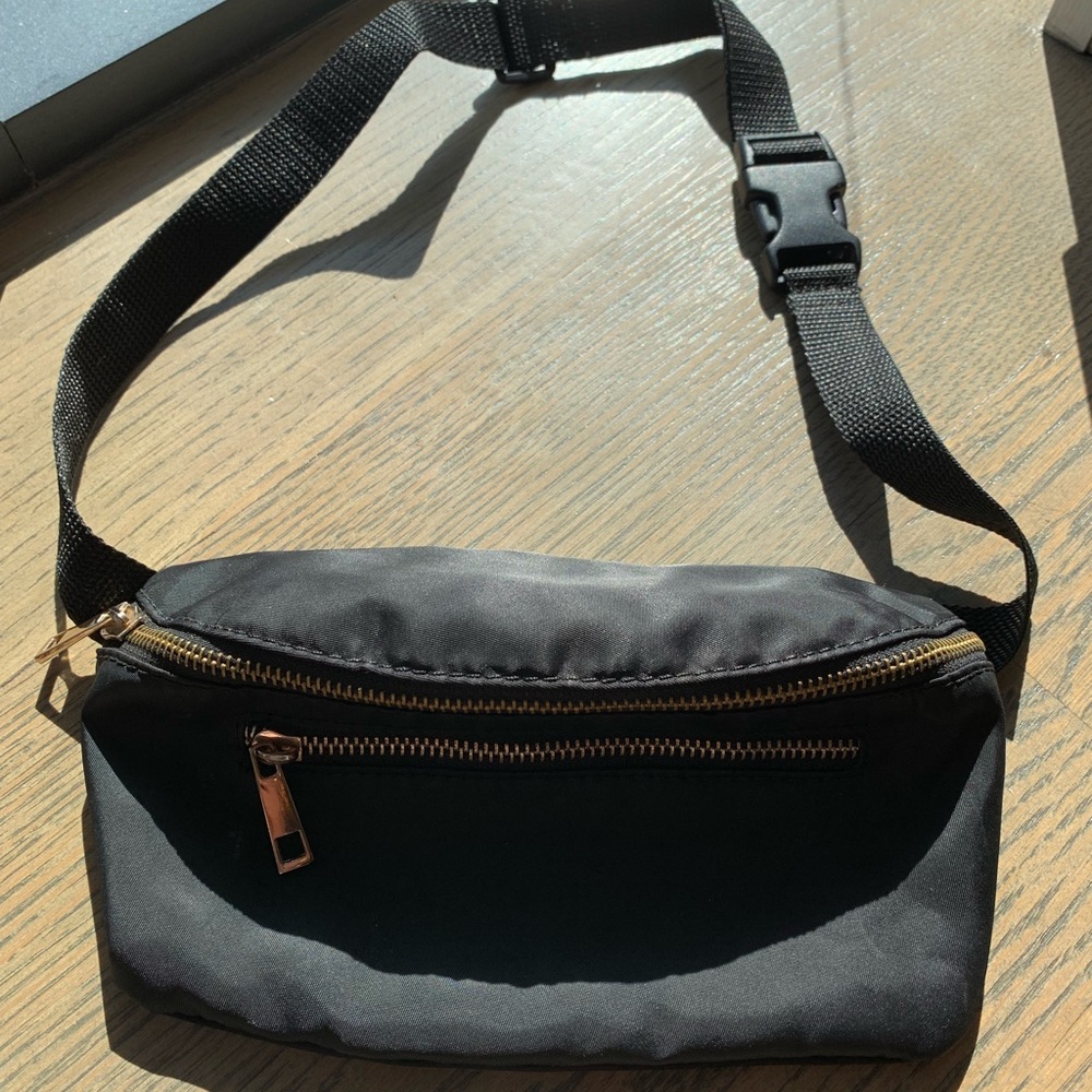 Never Used Fanny Pack w Gold Zipper Detail